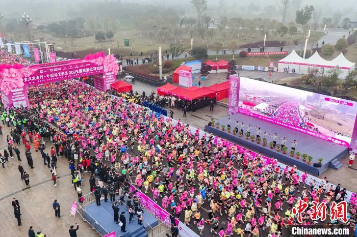 2025重庆垫江马拉松激情开跑，肯尼亚选手包揽全