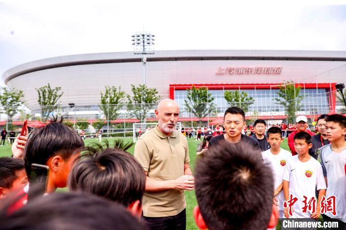 上海海港举办六一亲子活动，穆斯卡特冀望小球