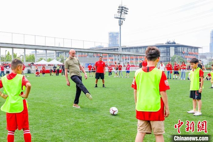 上海海港举办六一亲子活动，穆斯卡特冀望小球