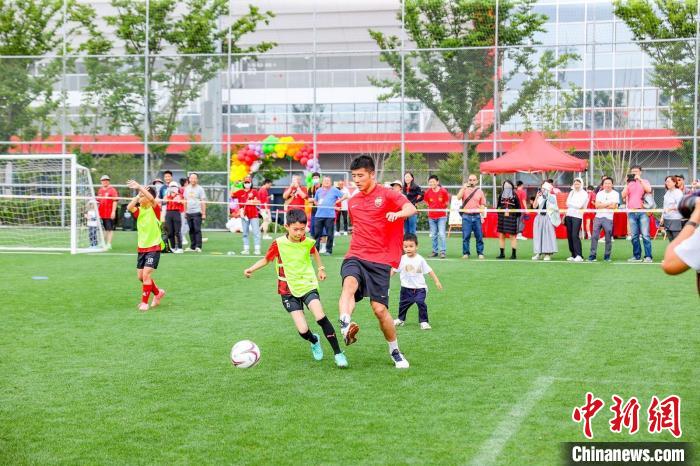 上海海港举办六一亲子活动，穆斯卡特冀望小球