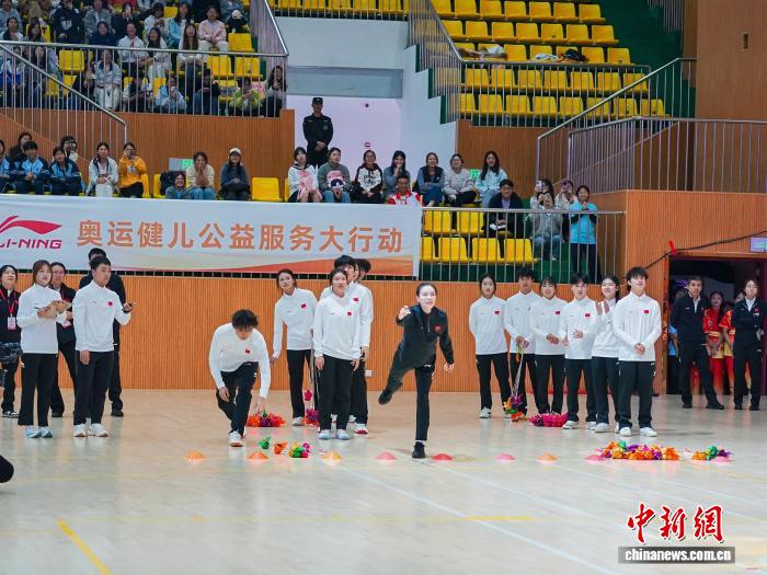 奥运健儿公益服务大行动走进广西崇左：冠军们