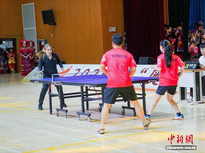 奥运健儿公益服务大行动走进广西崇左：冠军们