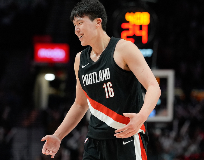 杨瀚森绝杀逆转助混音队卡位季后赛 末节关键球