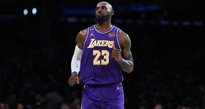 勇士瞄准詹姆斯补强阵容，库里巅峰末期引援加