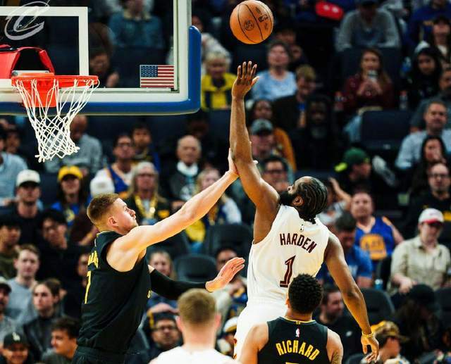 哈登单打牵制勇士防守 骁勇战术失误成关键