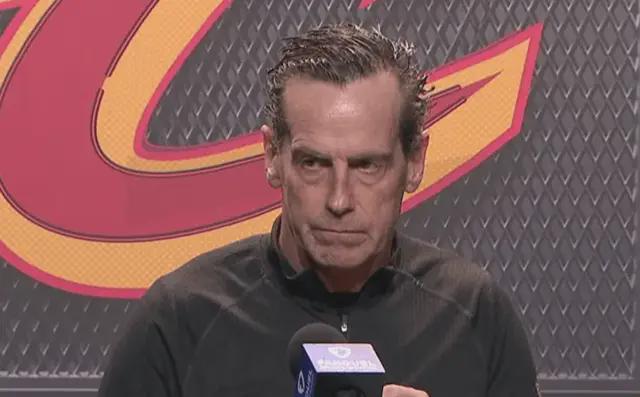 哈登单打牵制勇士防守 骁勇战术失误成关键