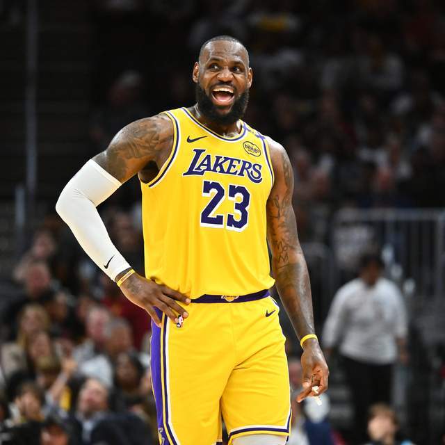 詹姆斯单核带队逆转湖人锁定季后赛席位