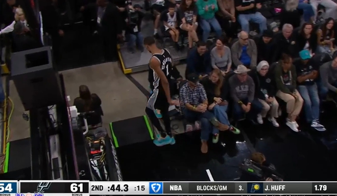 文班手肘伤势引发季后赛前景担忧 76人核心球员