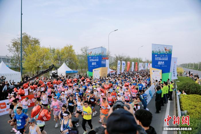 天津两场半程马拉松同步开跑 湿地赛道邂逅科技