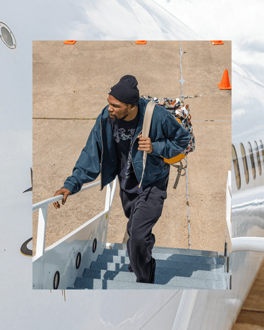 火箭球员登机穿搭透露季后赛心态