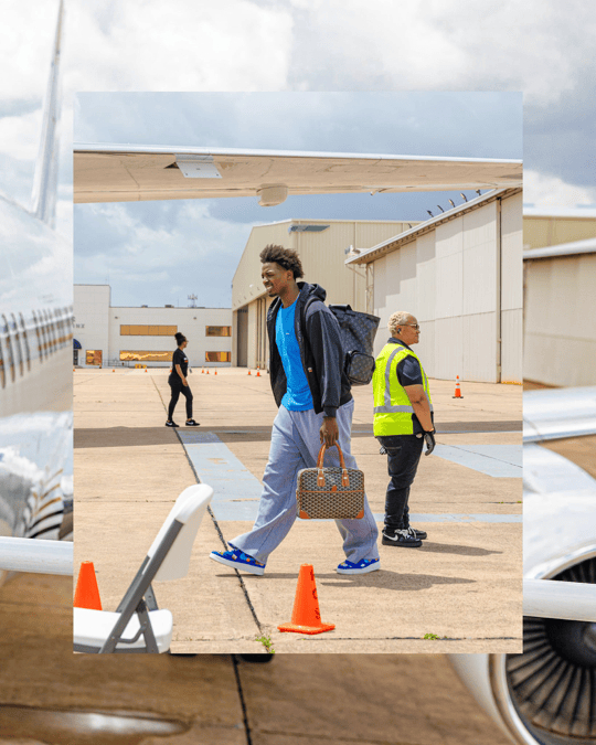 火箭球员登机穿搭透露季后赛心态