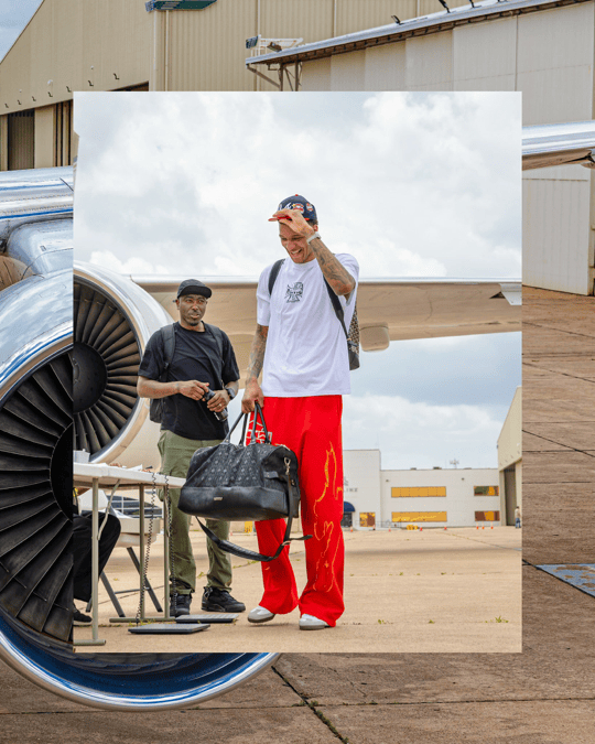 火箭球员登机穿搭透露季后赛心态