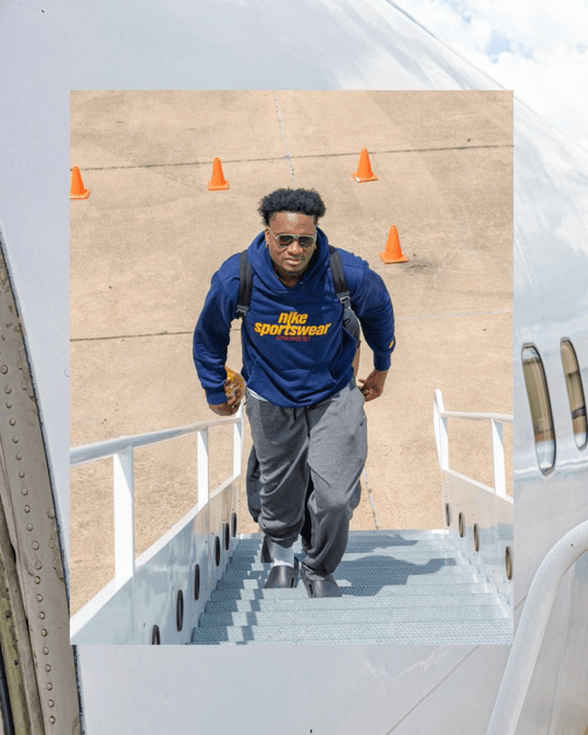 火箭球员登机穿搭透露季后赛心态