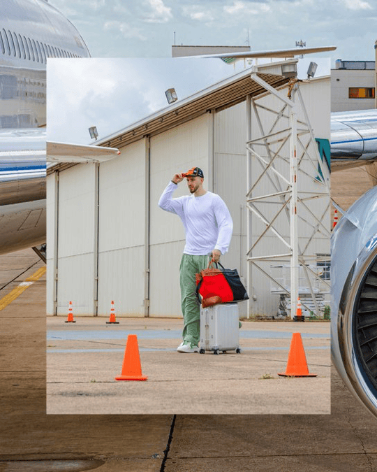 火箭球员登机穿搭透露季后赛心态